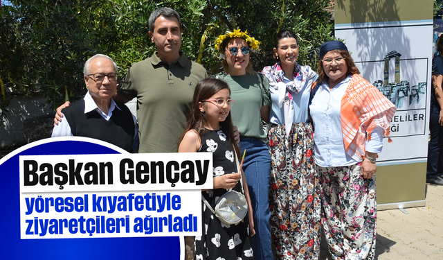 Başkan Gençay, yöresel kıyafetiyle ziyaretçileri ağırladı