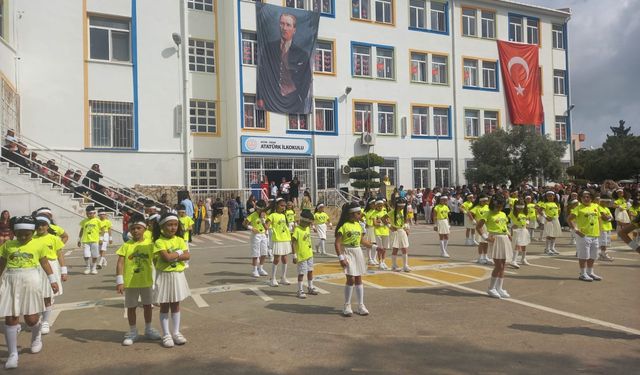 Didim Huzur evi sakinleri öğrencilerin 23 Nisan coşkusuna ortak oldu
