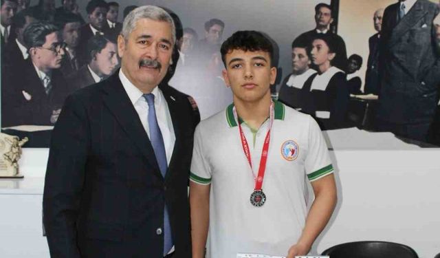 Efeler’de şampiyon öğrenciler ödüllendirildi