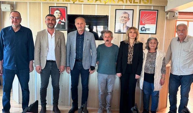 Eski Başkan Atabay, İmamoğlu için topladığı imzaları teslim etti