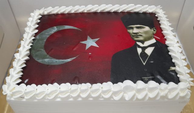 Kuşadalı minik öğrencilere ''23 Nisan pastası'' sürprizi