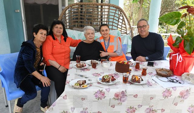 Kuşadası Belediyesi'nden sürpriz 80'nci yaş kutlaması