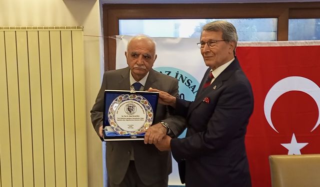 Nazilli'de Hacı Süleyman Efendi ödülü Yusuf Halaçoğlu’na verildi