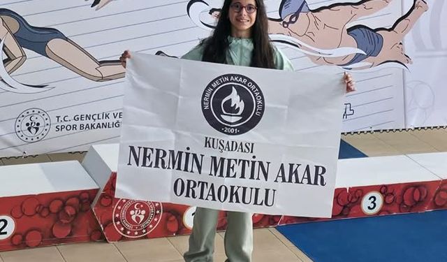 Kuşadalı Azra Yılmaz kulaçlarını Türkiye Şampiyonası'nda attı