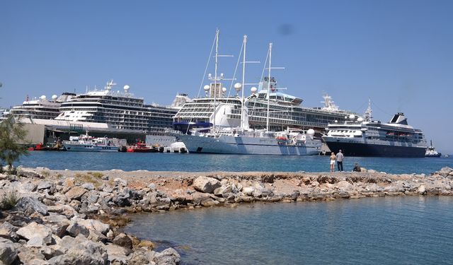 Kuşadası Limanı'na 5 kruvaziyer demirledi