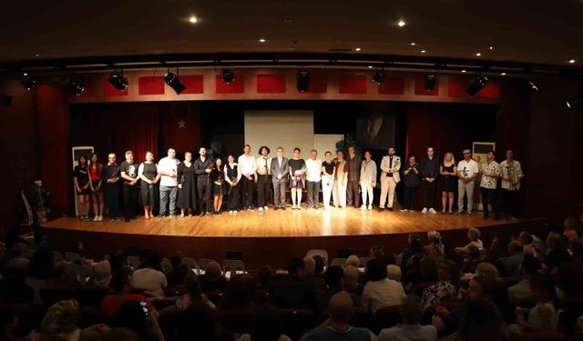 Nazilli Belediyesi Büyükler Tiyatro Grubu gösterisi ilgi gördü