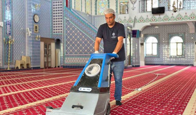 Büyükşehir ekipleri bayram öncesi camileri temizledi
