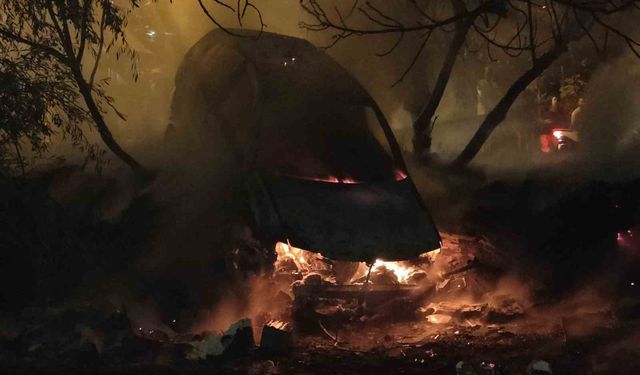 Kızına hediye aldığı otomobil Kuşadası'nda yandı