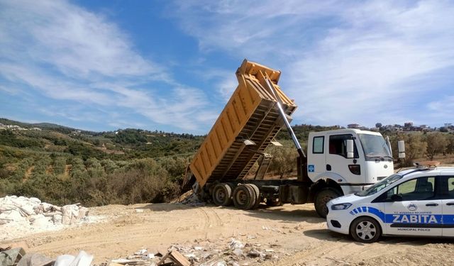 Kuşadası'nda kaçak moloz döken kamyona suçüstü