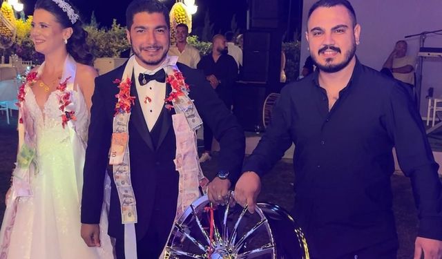 Düğünde gelin ve damada jant hediye edildi