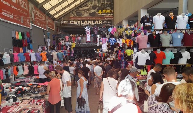 Kuşadası semt pazarında okul alışverişi yoğunluğu sürüyor