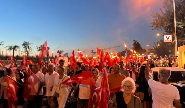 Kuşadası'nda "Kurtuluş" coşkusu geceyi aydınlattı