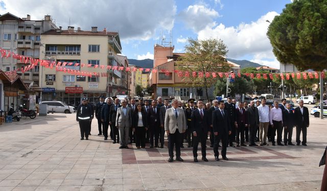 Karacasu'da Cumhuriyet Bayramı öncesi çelenk sunumu yapıldı