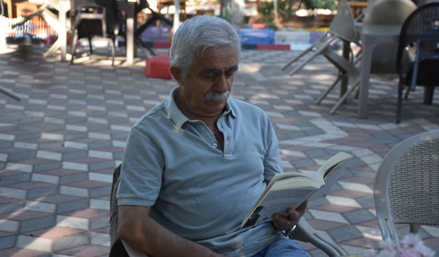 Karacasu'da emekli öğretmen okuma sevdasıyla örnek oluyor