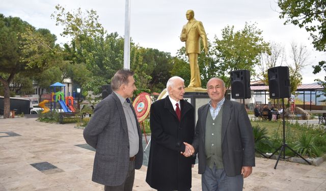 Karacasu'da 91 yaşında öğretmen ile 70 yaşındaki öğrencisinin duygusal buluşması