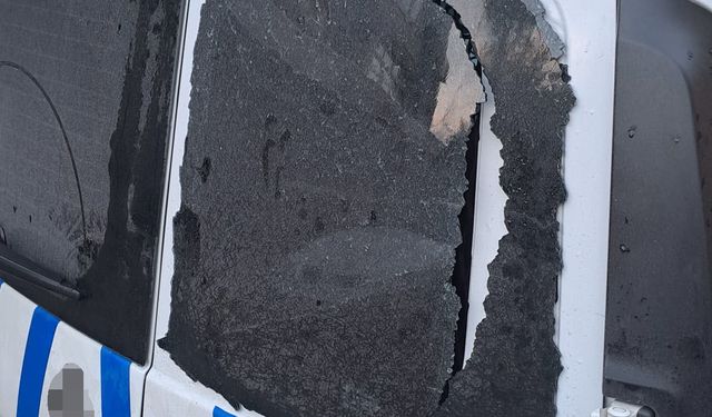 Polis aracına saldırıp camı kırdılar