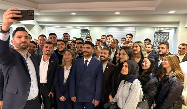 AK Parti Gençlik Kolları’na önemli ziyaret: Nazlıer: “Gençlik, Aydın’ı geleceğe taşımak için ilerliyor”