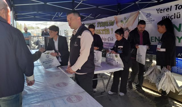 Aydın Büyükşehir Kuşadası'nda 'Ata tohumu fidesi' dağıttı