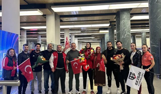 Aydınlı şampiyon tekvandocu havalimanında alkışlarla karşılandı