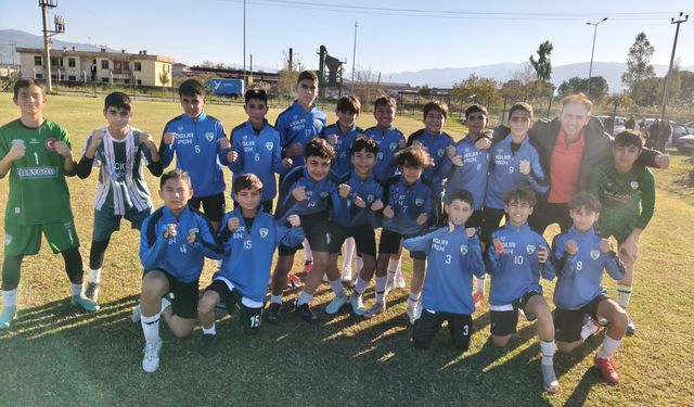 Buharkent Belediyespor'un gençleri 'dört dörtlük'