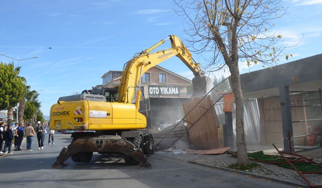 Didim Belediyesi, CHP’li eski başkanın işletmesindeki kaçak imalatları yıktı