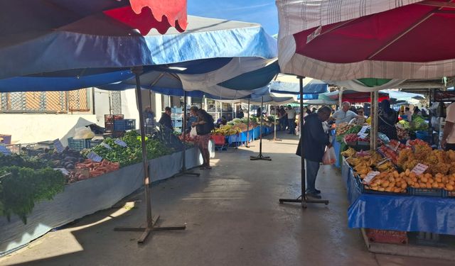 Didim halk pazarındaki esnaflar yaz sezonunu arıyor