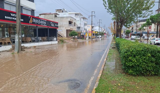 Didim’de sağanak yağış etkili oldu