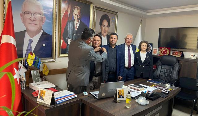 Eski Muhtar İYİ Parti’ye katıldı: Rozetini İl Başkanı Ertürk taktı