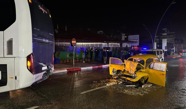 Otomobil ile otobüs çarpıştı: 1'i ağır 3 yaralı