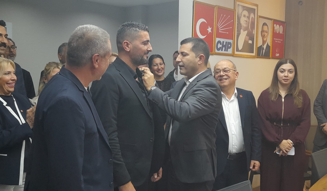 İYİ Parti'den istifa eden Yaşar 'Baba Ocağı'nda rozetini taktı