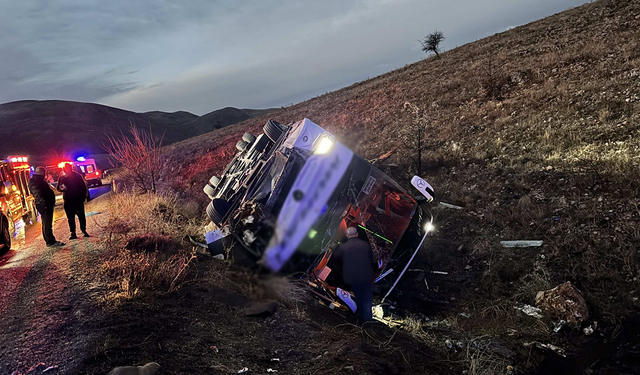 Yolcu otobüsü devrildi: 2 ölü, 21 yaralı