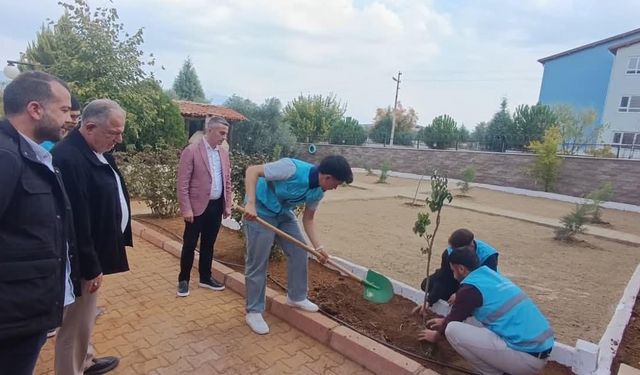 Karacasu Belediyesi, yurt bahçesini yeşillendirdi