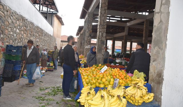 Karacasu pazarında Ata'ya saygı