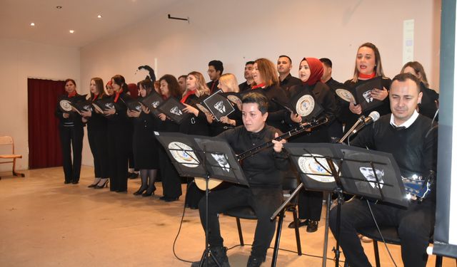 Karacasu'da öğretmenler günü kutlandı: Öğretmenler korosu sevilen türküleri seslendirdi