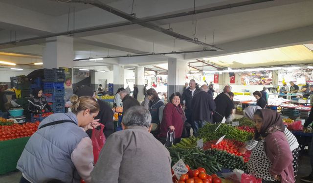 Kışın soğuğu Kuşadası'nda pazar tezgahlarını dondurdu