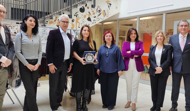 Kuşadalı Karikatürist Çıtaklı'ya 'Onur Ödülü'