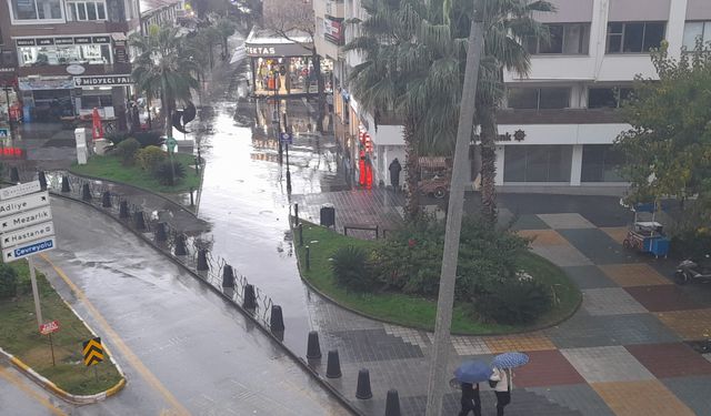 Kuşadası güne sağnak yağışla uyandı