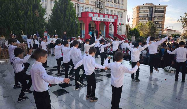 Nazilli’de öğretmenlerden zeybekli Kutlama