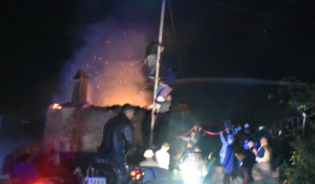 Karacasu'da ev yangını: Bir ev küle döndü