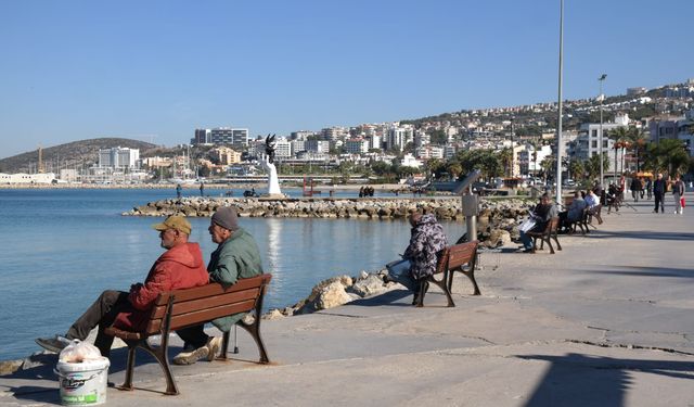 Yaz bitmeyen şehirde deniz keyfi sürüyor