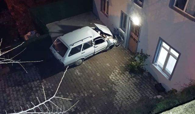 Otomobil evin duvarına çarptı: 1 ölü, 1 yaralı