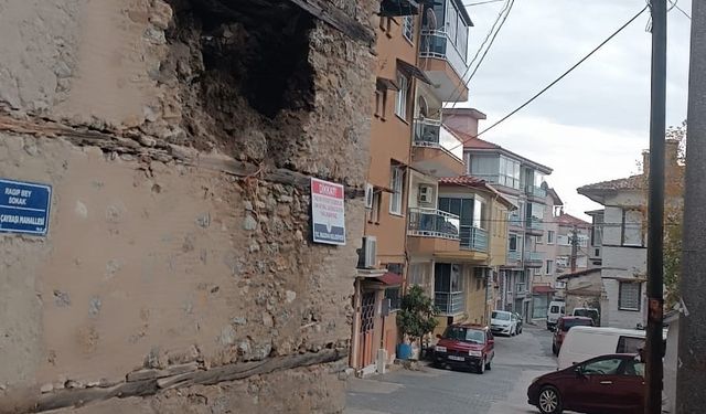 Evin duvarı çöktü: O anlar kamerada