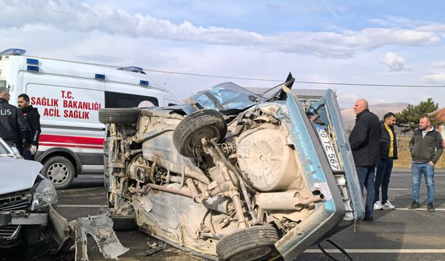 Üç otomobil birbirine girdi; 4 yaralı