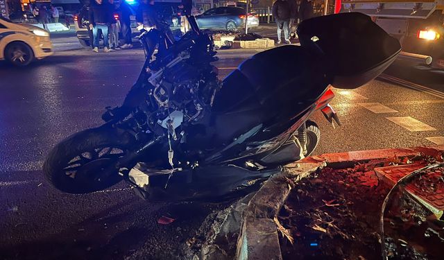 Motosiklet, TIR'a çarptı; 1 ölü