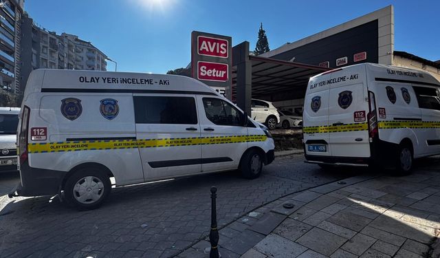 Yedi katı binanın çatısından düşen genç hayatını kaybetti