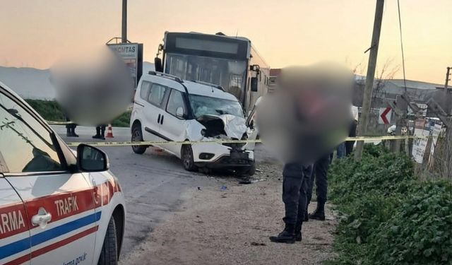 Belediye otobüsü ile ticari araç çarpıştı: 1 ölü, 2 yaralı