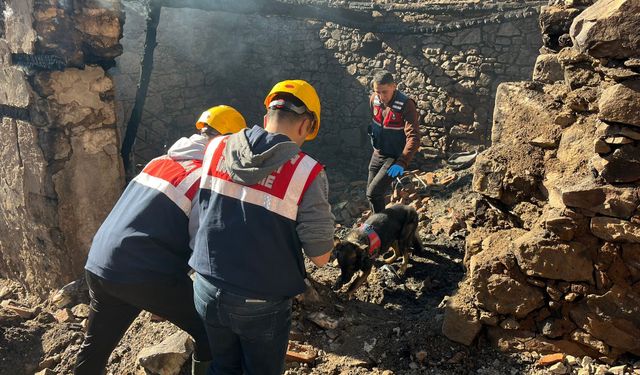 5 evin kül olduğu yangında ölen kadının cenazesine ulaşıldı
