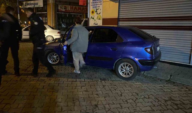 Aydın'da alkolün etkisi ile araçta sızdı, vatandaşlar hayatından endişe etti