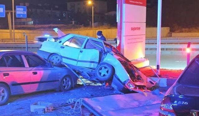 Park halindeki araçlara çarpan otomobil hurdaya döndü: 1 ölü, 1 ağır yaralı