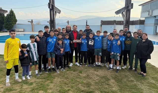 Buharkent’in gençleri namağlup şampiyon oldu